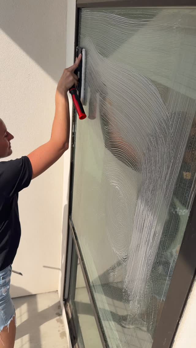 Trying out the Sorbo Ultra 45° today while it's 95°F in Austin Texas. Shout out @sorboproductsinc and shout out @laflare1017 

#fyp #weezy #top5 #windowcleaning #goat