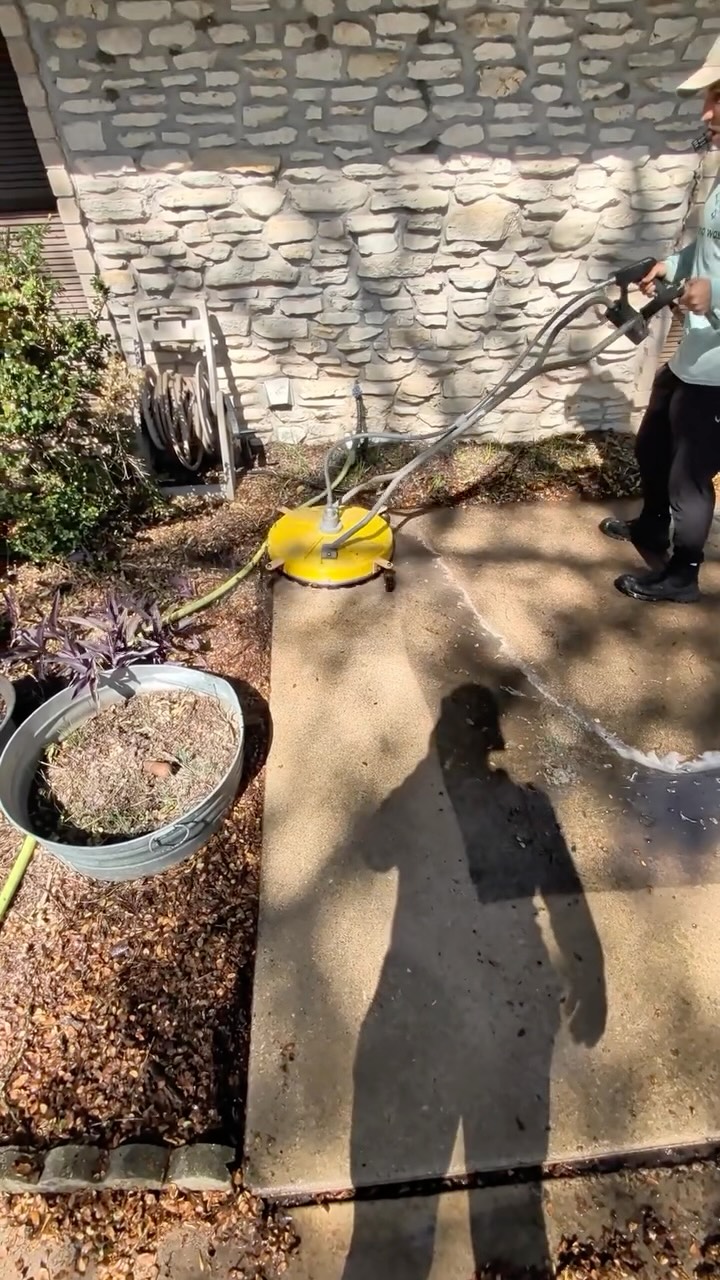 surface cleaning (or concrete cleaning) is one of our favorite things to do @casawasha 

#austinhomes #clean #atxfoodie #atxrealestate #asmr